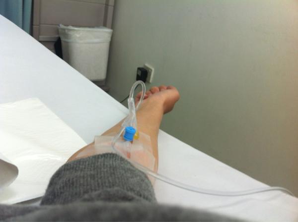 fooofooo_o's tweet image. بالمستشفى بس موو تقولون حق أمي