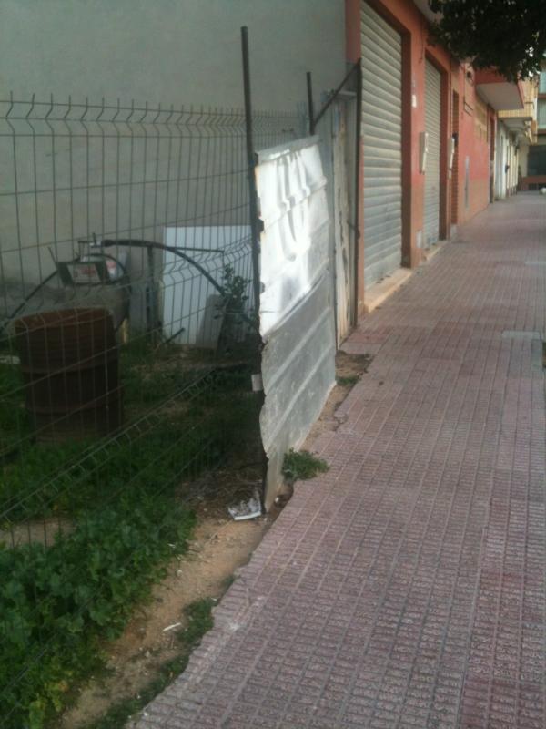 magonzgal's tweet image. En la acera del colegio. Lleva así desde el curso pasado. Claro, como no está en la zona ORA #selapela a #agOREROS