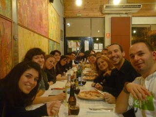 ItalianiBCN's tweet photo. Pizzata da bravi italiani http://t.co/0JfZm7sx