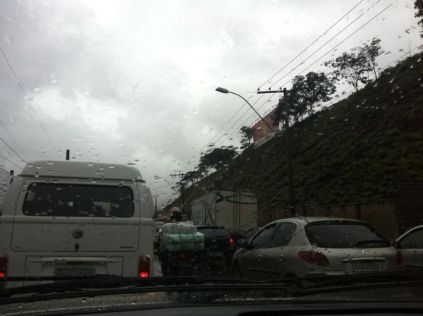 Pri_Preta's tweet photo. @TransitoBH  Cristiano Machado altura do bairro Floramar, agarradassa!!! http://t.co/lonnVEKo
