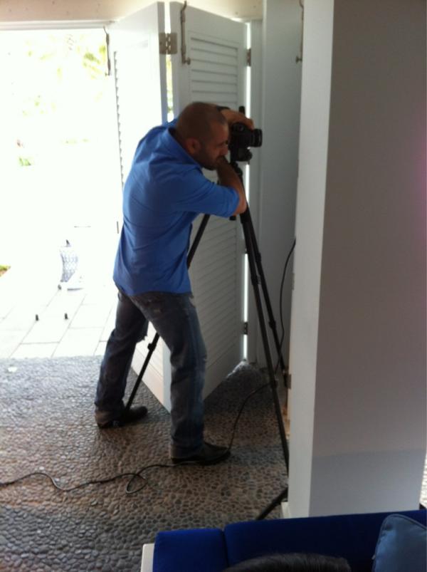 VenueMagazine_'s tweet image. #Carlos, @VenueMagazine_ photographer getting ready for the #JanFebIssue #cover photoshoot with @jerry_rivera!