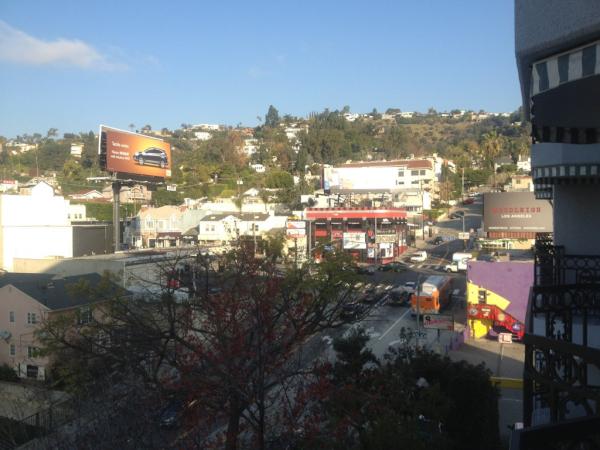 GirlsInTheir20s's tweet image. Wake up every morning with a bubble bath, hot tea and this view?? Ok. Fine. #LAProblem