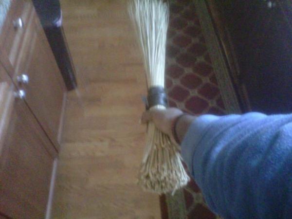 Onye_EmeAkwari's tweet image. the topic isn't trending anymore, but here is an #AfricanKidProblem I know everyone experienced. This is a broom -_-