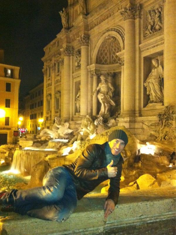 XabiAlonso's tweet image. Wow, increible. La Dolce Vita del Kaiser de Camas. RT @SergioRamos En la Fontana di Trevi.