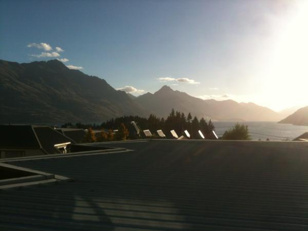 Sunlegend's tweet photo. what a beautiful lake view apartment in Queenstown! http://t.co/mD4rbPiv
