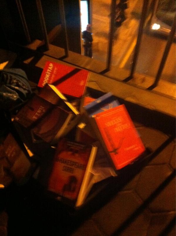 elifilgaz's tweet photo. A.Şık'ın suçlandığı kitabı #000Kitap 'ın görüşüldüğü #odatvdavasi 'ndan şimdi çıktık ve yolda kitabnı gördük.Korsanda http://t.co/Pg0YYgca