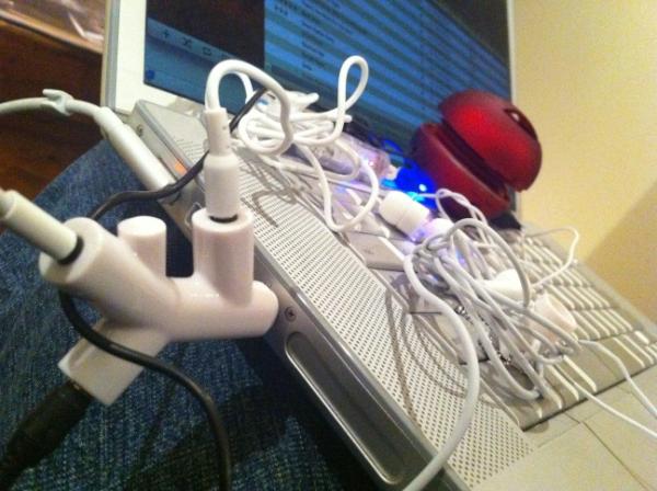 MikesMacSolutns's tweet photo. Share music with 2 friends or let your hard of hearing great uncle listen on headphones while you listen on speakers. http://t.co/mEkPVFfy
