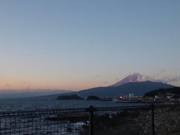 うっすらと赤く色づく富士山。これが、いいんだよ。