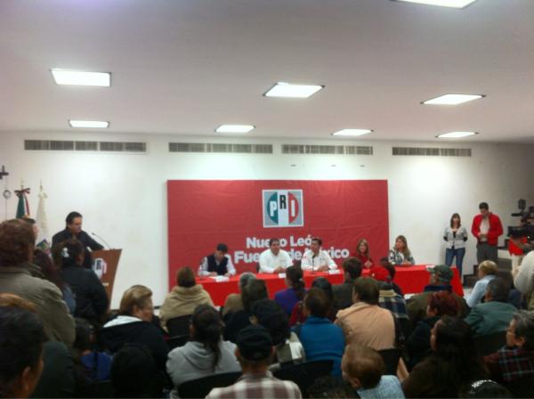 PRIMonterrey's tweet photo. En la entrega de los apoyos navideños a seccionales del los distritos 1 y 5 local http://t.co/qMEcNLb1