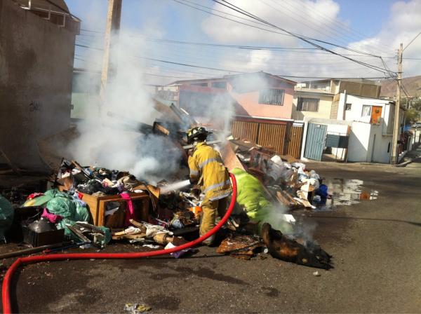 informa_2's tweet photo. Desconocidos incendian basura en esquina Manuel Rodriguez con Viña del mar. http://t.co/qsIUTJHi