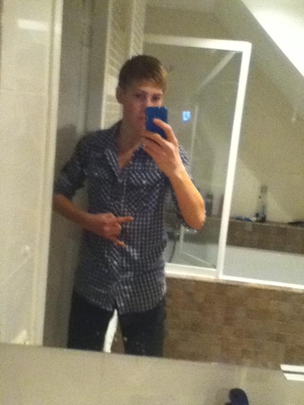 _iiStijn's tweet photo. Zo ik ben klaar @ kerstbal http://t.co/04LqCENc