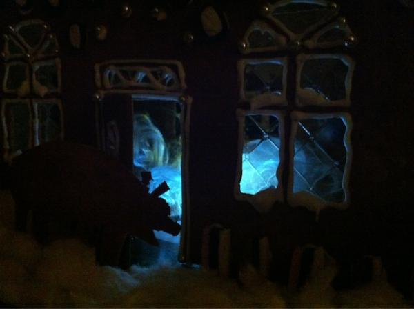 kris_hagbard's tweet photo. Vårt #pepparkakshus har fått ljus! http://t.co/y3Gh8DoO
