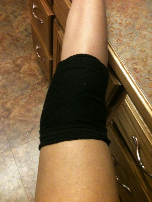 TheMariaValdez's tweet image. Bundled two leg warmers onto my knee #achingjoints #ghettosolutions I know, I'm smart