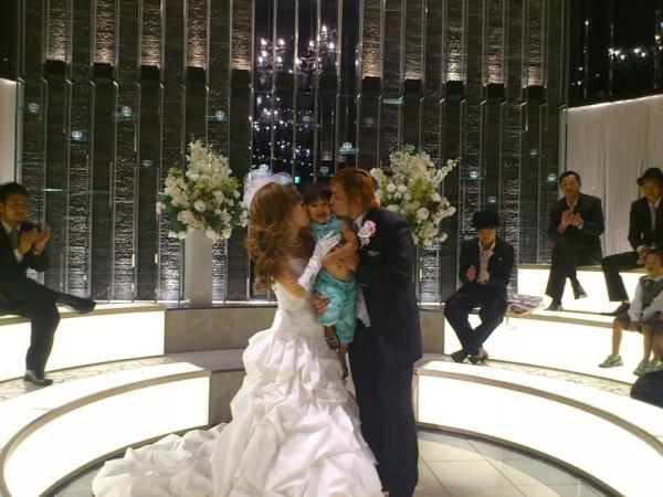 macomocco's tweet photo. 大阪でほぼ毎日！一緒にすごしてたさやかさんの結婚式♡いつもはアホなのに・・・素敵♡　こう見えて料理上手の素敵ママ♡おめでとうございます(*´ｰ`*人*´ｰ`*)♪ http://t.co/yYKpmB1p