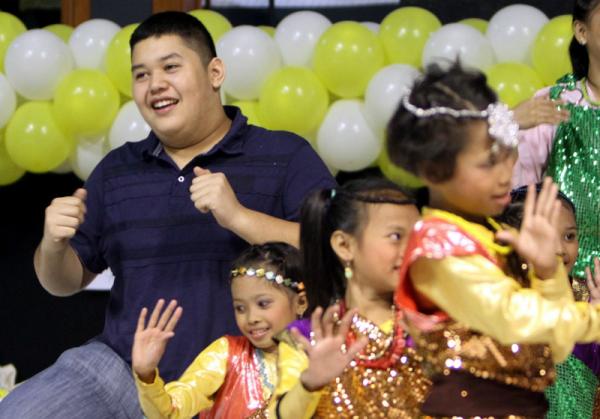 InquirerPhoto's tweet photo. Joshua dances with Badjao kids. http://t.co/fMult50x