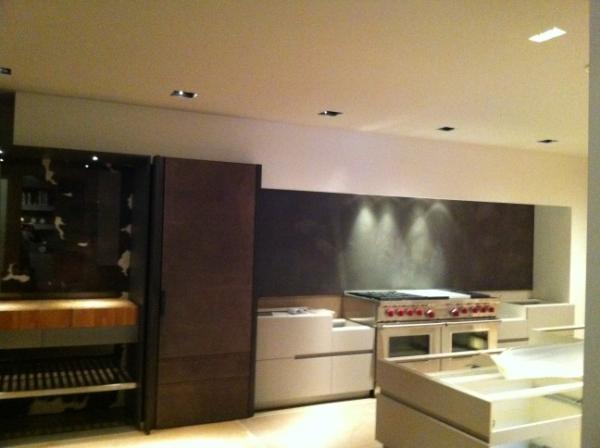 Foto opbouw nieuwste showroomkeuken bij #culimaat met leren deuren, #wolf fornuis en aparte details.