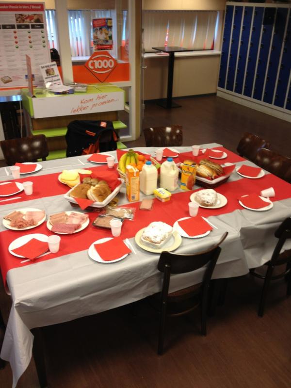 De jaarlijkse kerstbrunch voor het personeel staat klaar #drukte
