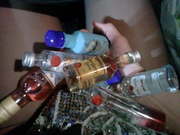 peacelovemae's tweet image. Its been a good day Got a good dirty santa #miniblender from  @maykay_mk! And free liquorrr #minibottles @MalMartello