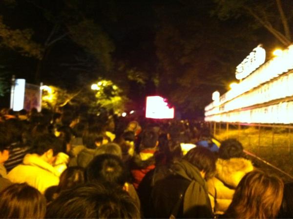 tesugiya's tweet photo. 参道で広告見せながら待たせるって商業的じゃないのこれ http://t.co/SS37Kwqh