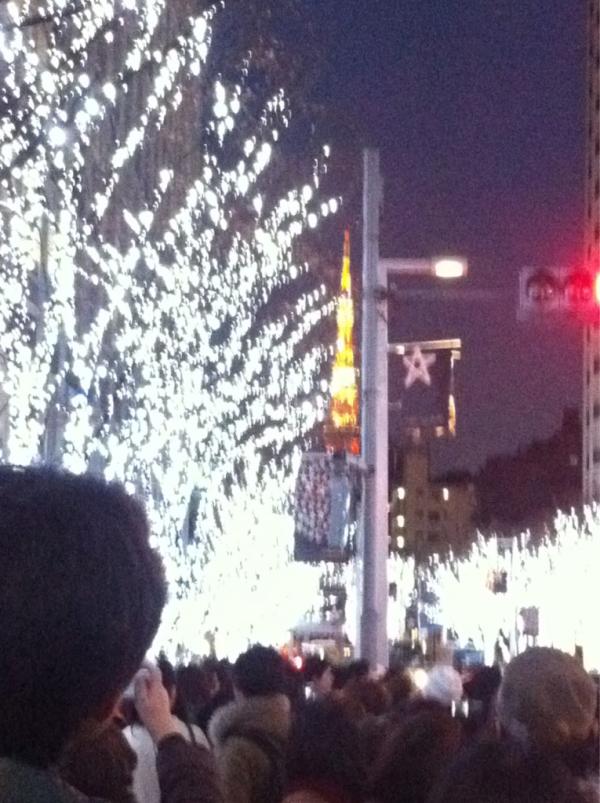 yuyaogi66's tweet photo. 六本木NOW( ´Д`)y━･~~ 
たまたまライトアップの瞬間に遭遇＼(^o^)／ http://t.co/NUemhAG3