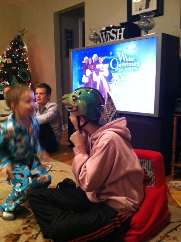 jeversole11's tweet photo. Safety first, right @bigrmomma? :-) #familychristmasisgreat #welaughwaytoomuch http://t.co/OF74K5az