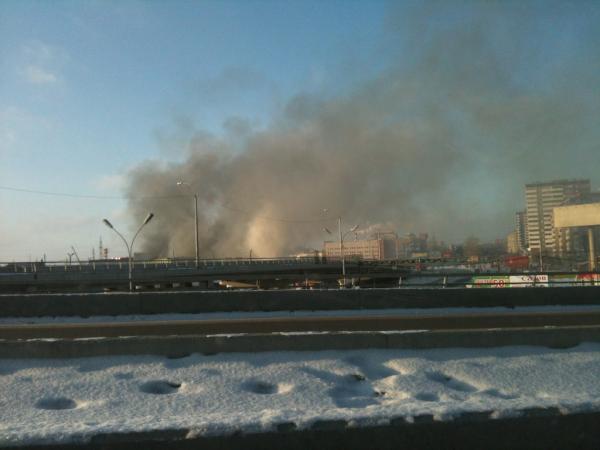 apirogov's tweet image. Таганский ряд все еще мощно дымит. Уже сутки тушат!