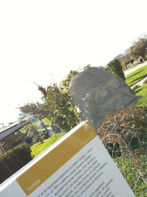 lucamontesano's tweet photo. Totem di Marc Quinn rappresentazione di Darth Vader, guerre stellari. Parco delle biodiversità di Catanzaro, calabria. http://t.co/IjKANoQX