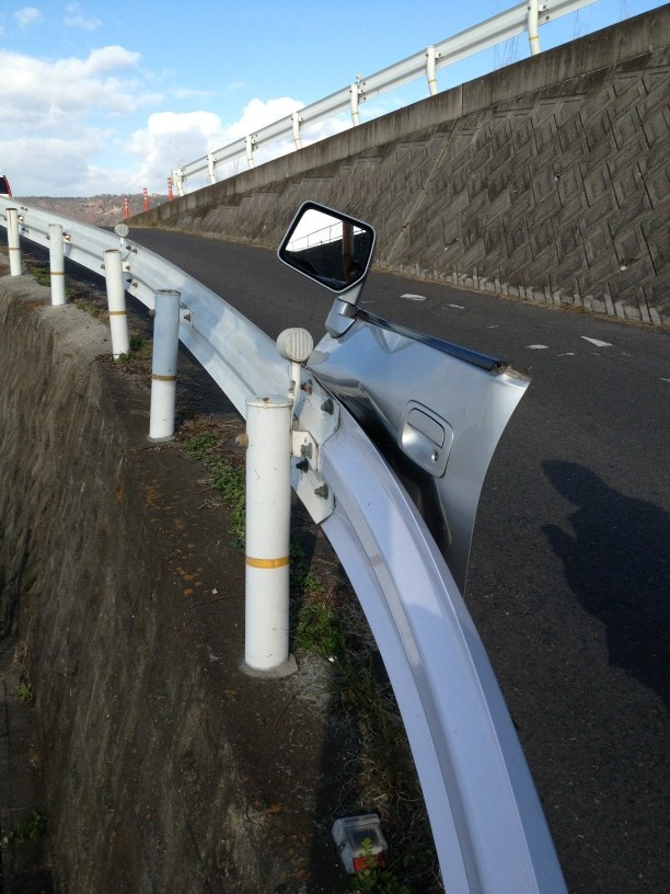 つつみ W 拡散希望 香川県某所でガードレールに車ぶつけた方 お忘れ物です W Http T Co 5kx3wpch Twitter