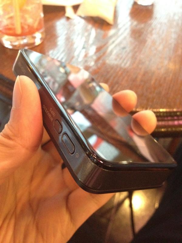 eguri89's tweet photo. iPhone4Sの黒と、 #data08w の黒がすごくよく合ってるなぁ、って惚れ惚れしてる。形も似ているし。 http://t.co/hSA0a8AP