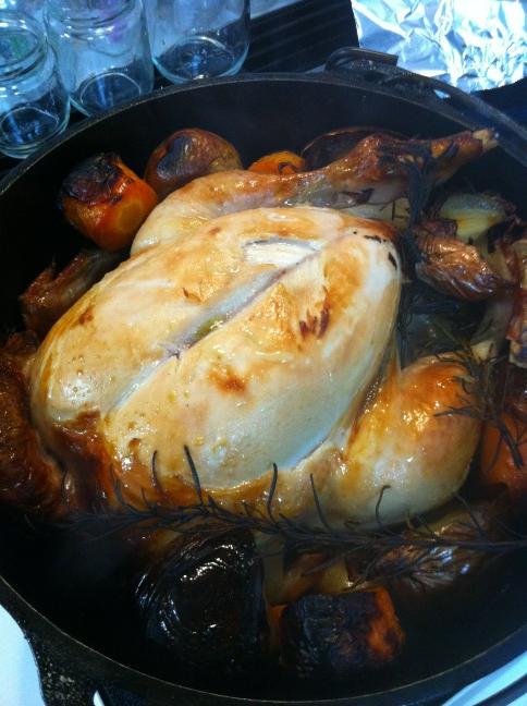 rush_miwa628's tweet photo. クリスマスは狭い庭（駐車場だわね）で主人にダッチオーブンでチキンの丸焼きを作ってもらいました。じぃじとばぁばに食べさせてあげたかったから。大好評 http://t.co/xkiufBmh
