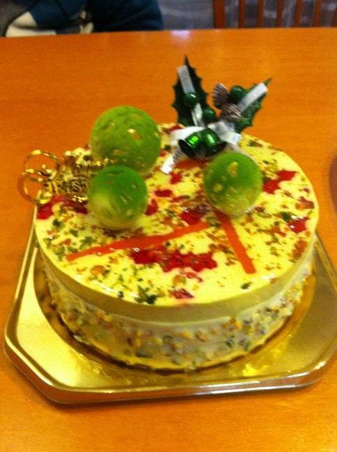 rush_miwa628's tweet photo. 大人のケーキは、もちろんアテスウェイです。今年はピスターシュヌガー。濃厚なのに、優しい甘さでピスタチオの風味が絶妙。美味しかった～ http://t.co/GGGZsimg