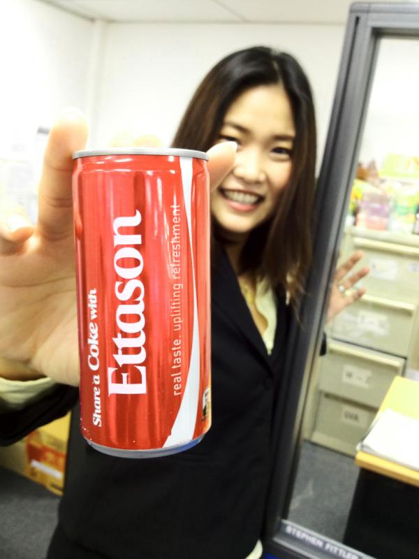 Ettason's tweet photo. How's your holiday?

Our Sales Reprensentative Ning has made us an Ettason coke. http://t.co/9duhYyGY
