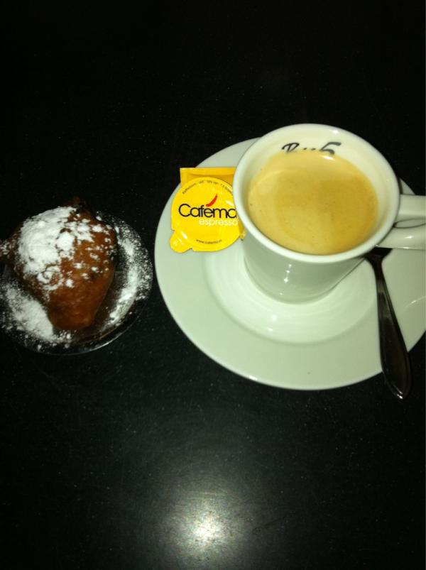 Bij5's tweet photo. Weer eens wat anders dan een koekje :) nu een lekker oliebolletje bij de koffie! http://t.co/GRhbykfr