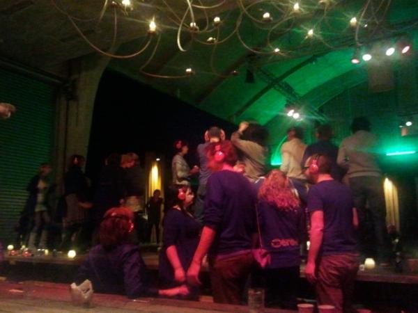 ekeil18's tweet photo. Silent disco (op) aan tafel #winterparade http://t.co/9cA0tHFm
