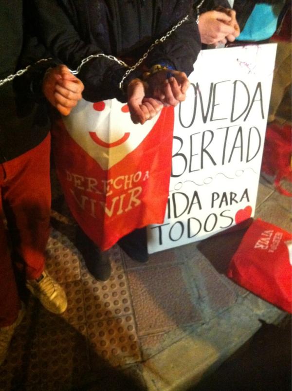 hazteoir's tweet image. Varias personas se encadenan para solidarizarse con el Dr. Poveda #Dator #AbortoNo #DiaDeLosInocentes