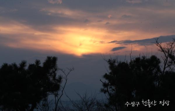 daeguvisit's tweet photo. 대구에서 2012년 새해를 가장 먼저 맞이 하고 싶은 분들은 수성구 고산동 천을산으로 모이셔요! 천을산 정상에서 해맞이 행사에 참여하시는 분들에게는 휴대전화걸이를 제공하구요~ 떡국바자회(1천원)도 열린답니다!^^ㅋ http://t.co/2tuCgW9E