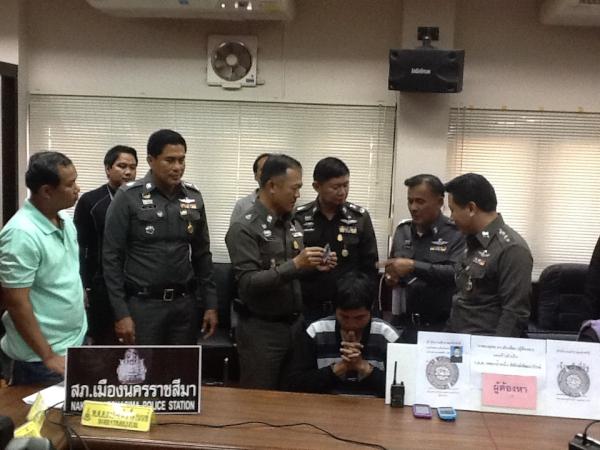 PAVALITH1935's tweet photo. 28/12/54 พล.ต.ท.ภาณุ เกิดลาภผล ผบช.ภ.3 แถลงข่าวจับกุมบุคคลแอบอ้างเป็นตำรวจ หลอกลวงประชาชนใน
จว.นม http://t.co/qL7KlpeH