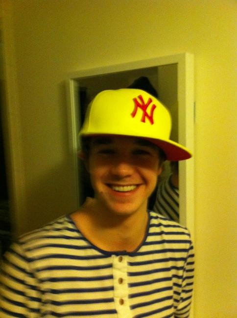 mikal93's tweet photo. Rosenborgs nye tilskudd, Daniel Berntsen e rapper/gangster på deltid. ny plate i salg snart! #rbk http://t.co/82GAMDHZ