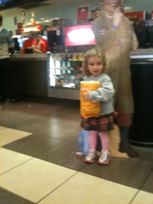 CarolMarcomini's tweet photo. Primeira vez da Nina no cinema!!! Dividir um saco de pipoca com a vovó nas ferias não tem preço!!! http://t.co/khan4mvG