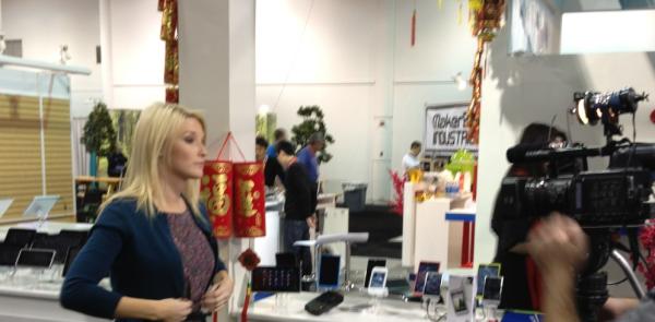 RockchipsCES's tweet photo. @makaylazurn of ABC station @ktnv stopped by to talk about our new microchip for Android 4.0 Thanks Makayla! http://t.co/9Ka5S9ZQ
