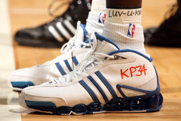 si_vault's tweet photo. Kevin Garnett uses his sneakers to pays tribute to Kirby Puckett on 3.7.06, the day after Puckett's death: http://t.co/PwDW3FHs