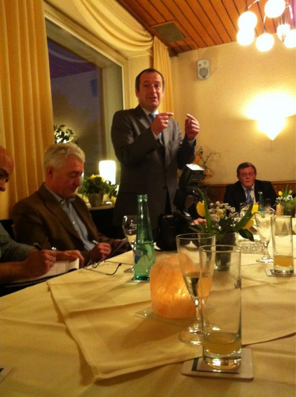 CDUHagen's tweet photo. Oliver Wittke spricht zu den anwesenden CDU Mitgliedern! http://t.co/B59djILT