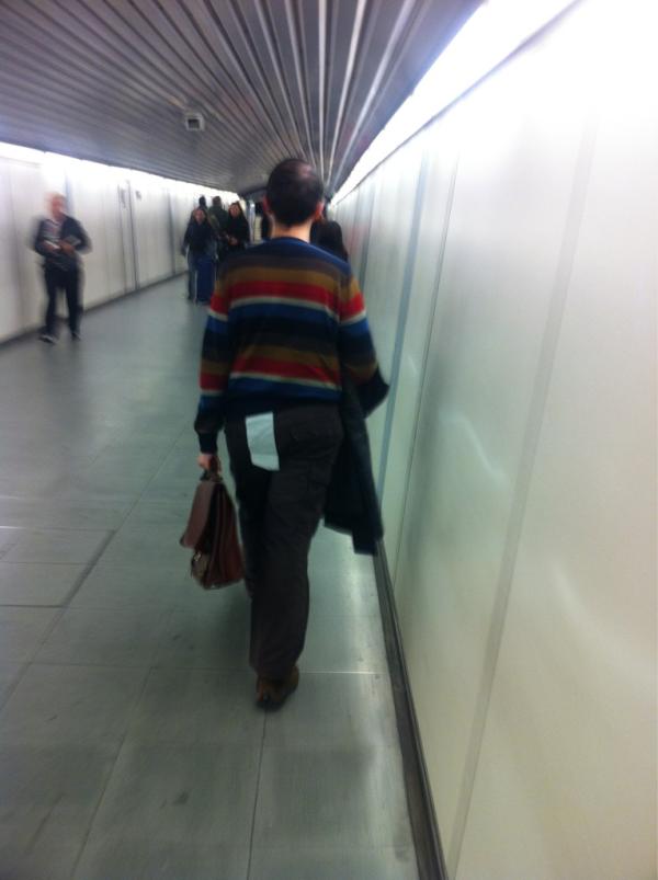 ximo_v's tweet image. Metro de Barcelona. Plz Catalunya. RESTO DE PAPEL DEL CULO ENGANCHADO EN EL PANTALÓN. Justo ahora mismo delante mío.