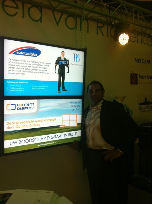 andrevdlinden's tweet image. @AnilJagroep van #Contentdisplay bij de mooie presentatiewand van de deelnemers People&apos;s Business WTC #PB12