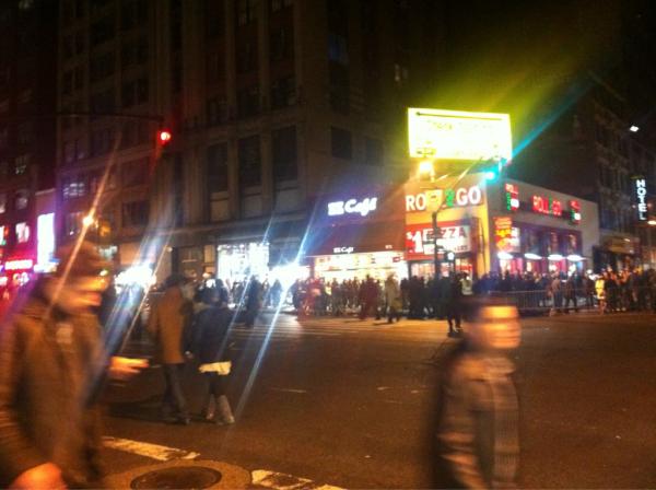 mizhouse's tweet photo. 뉴 이어 이브를 맞이해서 타임스퀘어 가는 블럭마다 사람들 바글 http://t.co/0nIajdZX