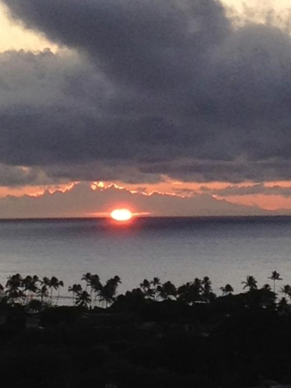 yukoii's tweet photo. Good morning!!! ＼(^o^)／   at the foot of Diamond head right now,  Jan 1st  2012! http://t.co/wm5AMwF1