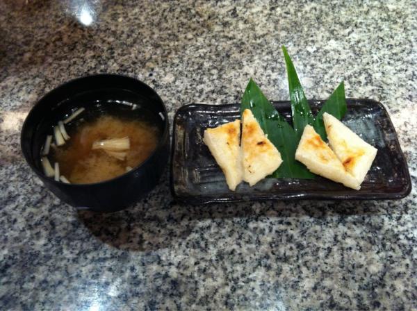 明けましておめでとうございます。お正月はお雑煮が食べたいと日本料理屋さんへ。でもメニューに無いんです。 そこでおしるこのお餅と味噌汁を頼んでミックス。即席お雑煮としました。今年もよろしくお願いします。
