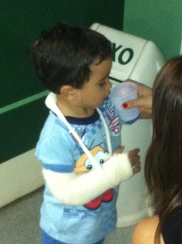 kleber_79's tweet photo. Hoje é o primeiro dia do meu filho aqui em Botucatu e olha o presente!! Braço quebrado !! É duro !! http://t.co/bVMcSRA7