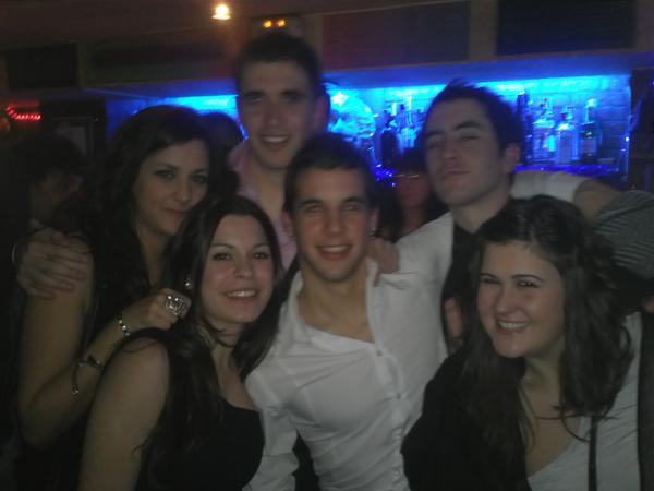 JonPereda's tweet photo. Fotito de nochevieja en el lancelot :D @AMakaia @AndreaC_Diez @Btobalina @Mikel_rr http://t.co/1n3qqWCq