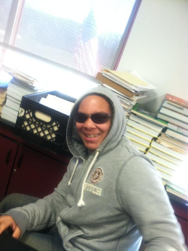xRellz_FBL's tweet image. My nigga got the Stubbs shades on this morning though #NHSProblems
